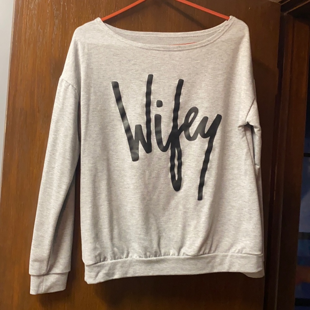 Hoodless sweatshirt. Light weight size M